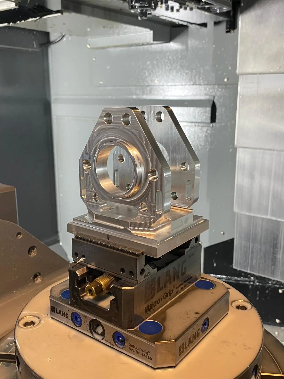 Komplexbauteil bei Bearbeitung – Detailaufnahme der CNC-Bearbeitung bei SR-Zerspanung