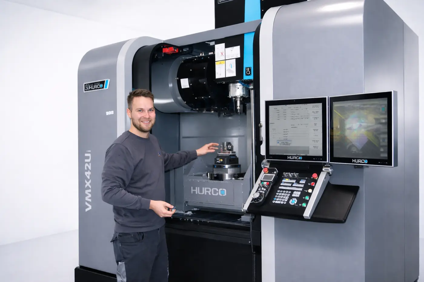 SR-Zerspanung Mitarbeiter an HURCO CNC-Maschine